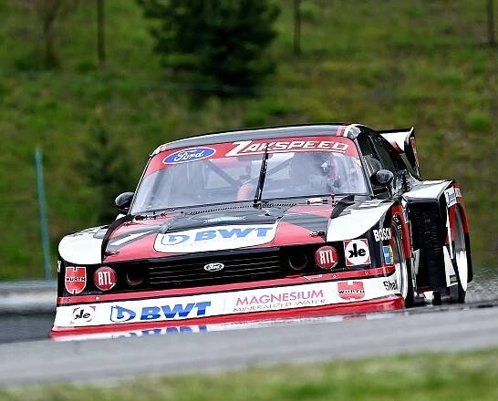 Závod historických legend i návrat skvostu. Automotodrom rozburácí Histo Cup