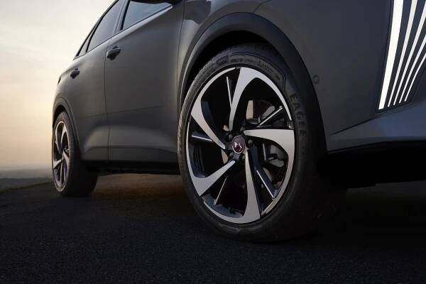 DS představilo facelift pro model 7 Crossback. Má až 360 koní