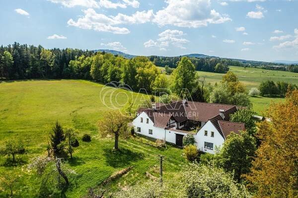 Původní statek z roku 1840 v malebné krajině v obci Chvalkov, na okraji Novohradských hor
