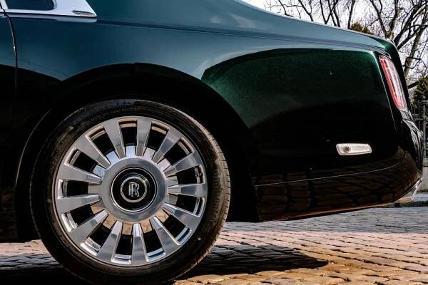 Obrovská kola a znak Rolls-Royce, který se nikdy nepřevrátí vzhůru nohama