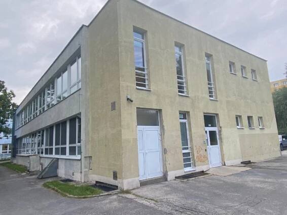 Nátěr fasády gymnázia Olgy Havlové v Ostravě Porubě - říjen 2021 | Čištění a mytí fasád, likvidace plísní na fasádě. | Daniel