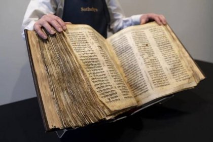 Na archívnej snímke z 15. februára 2023 Sassoonov kódex, vzácny rukopis, ktorý je považovaný za najstarší a najkompletnejší exemplár hebrejskej Biblie, vystavujú v New Yorku. Vzácny Sassoonov kódex bol v stredu 17. mája 2023 v New Yorku vydražený za 38,1 milióna dolárov (35,1 milióna eur). Oznámil to aukčný dom Sotheby's