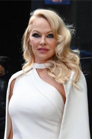 Pamela Anderson s výrazným líčením