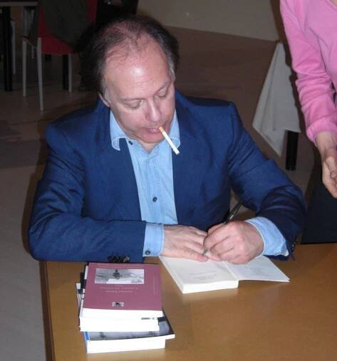 Soubor:Javier Marìas alla Fiera del Libro (sabato 10 maggio 2008) - Premio Città di Alassio.jpg