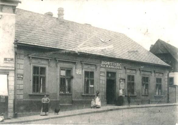 Hospodě na Karlově bylo 30. října 412 let, tehdy se kvůli ní bouraly hradby