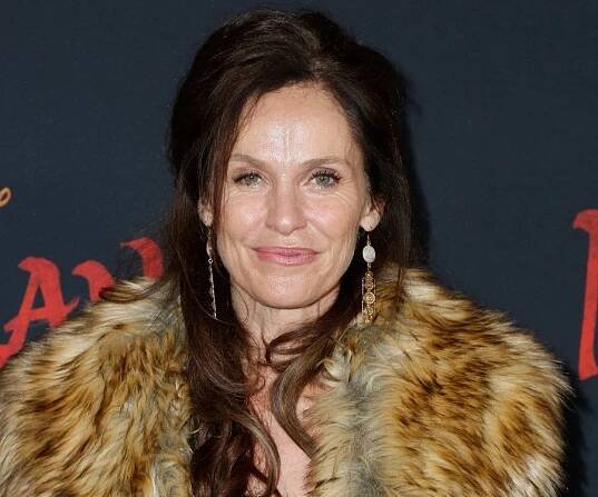 Amy Brenneman Biography - Facts, Childhood, Family Life & Achievements