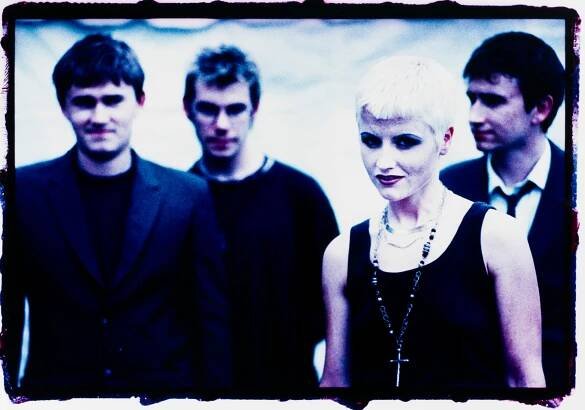 Rocková hymna proti nesmyslnému zabíjení: Největší hit The Cranberries byl inspirován tragédií - Expres FM
