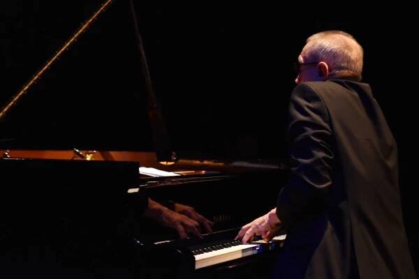 Foto: Miroslav Vitouš a Emil Viklický, JazzFest Brno, 23. 3. 2018