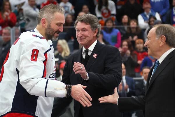 Alexandr Ovečkin dal 895. gól v NHL a překonal 31 let starý střelecký rekord Wayna Gretzkého, ten mu gratuloval přímo na ledě.