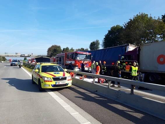 Dálnici D2 dnes zablokovaly dvě nehody kamionů. Dopravu ohrožovali i řidiči, kteří si chtěli nehodu natočit