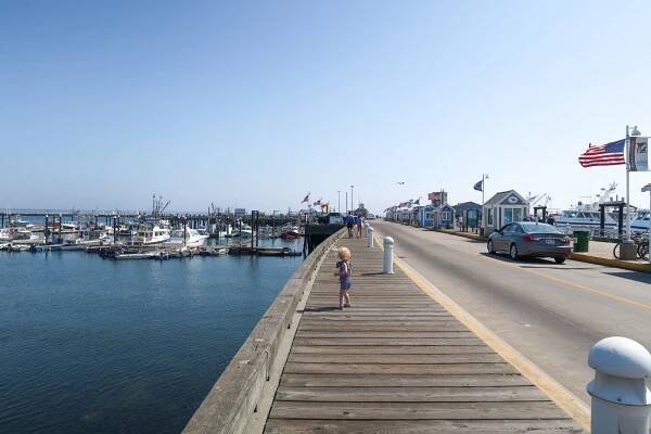 Planning a trip to Cape Cod with kids? Here's 8 fun things to add to your itinerary for the perfect Cape Cod vacation with kids. #capecod #massachussetts #usa #familytravel // Family Travel Destinations | Cape Cod Itinerary | Cape Cod Things to Do | Best Beaches | Where to Stay in Cape Cod | Best Cities to Visit | Where to Eat | Kid-Friendly Activities | Family Hotels | Provincetown Day Trip | Nantucket vs. Martha's Vineyard | Family Hotels | Boston Day Trip | New England Cities