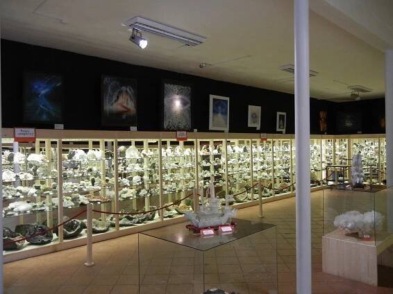 Zdeněk Hajný na Ruzyni...expozice minerálů. | Josef "Pepíno" Balek