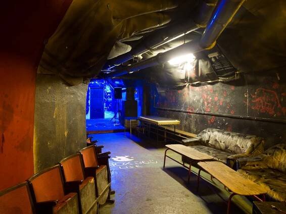 Soubor:Bunkr Parukářka, klub, sál.jpg – Wikipedie
