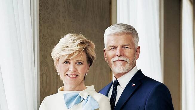 Prezident České republiky Petr Pavel a jeho manželka Eva Pavlová na oficiální fotografii.
