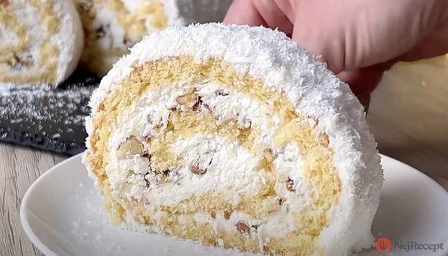 Velikonoční Raffaello roláda s kokosovým krémem a křupavými mandlemi. | NejRecept.cz