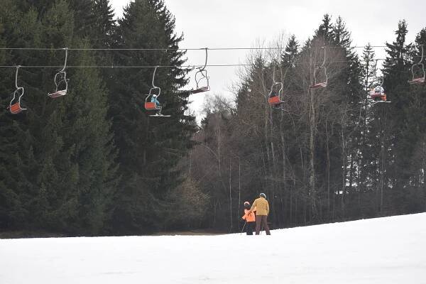 Biatlon v Novém Městě nezastaví lyžování na Harusáku. Parkování si pohlídají