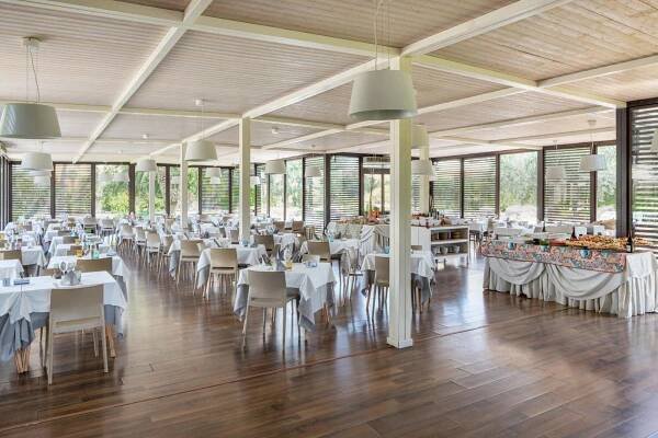 Restaurace v ubytování VOI Arenella Resort