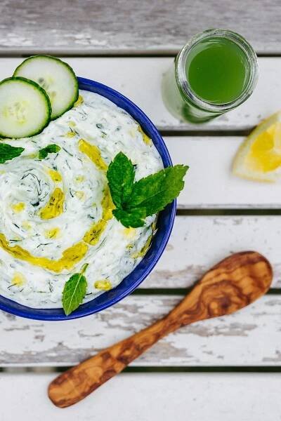 Chladivý výlet do rozpáleného Řecka. Naučte se perfektní okurkové tzatziki