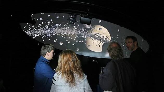 V novém planetáriu na střeše základní školy lze nasimulovat jakékoliv dění ve vesmíru. Sál napěchovaný nejmodernější technikou nebudou využívat jen žáci, ale i veřejnost.