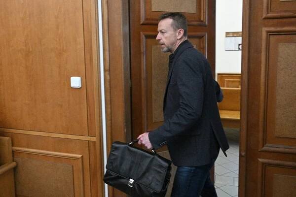 Vynesu o tobě informace, řekl policista z elitní jednotky nadřízenému. Dostal vyhazov