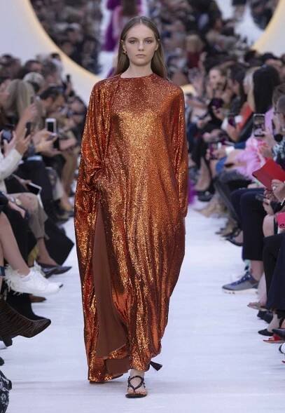 Valentino SS2020: Přehlídka něžné bílé krásy, živelného neonu a šatů pro hříšnici! | LP-Life.cz