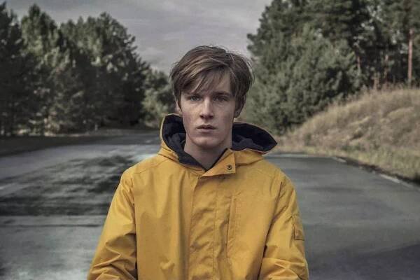 Louis Hofmann starring in Dark