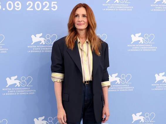 Julia Roberts leiht Amanda Seyfried bei den Filmfestspielen in Venedig ihren genialen Jeans-Look von Versace