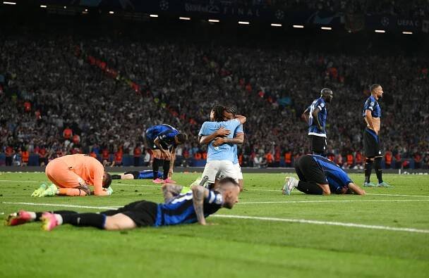 Fotbalisté Manchestru City slaví historicky první vítězství v Lize mistrů.