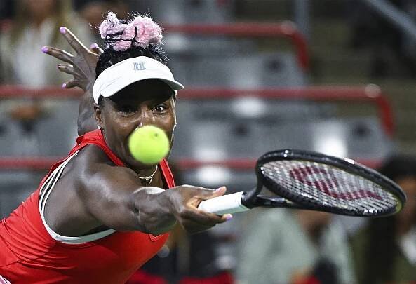 Venus Williamsová končí vo Washingtone v osemfinálovom 2. kole dvojhry, nestačila na Poľku Frechovú
