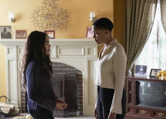 Black Lightning - Černý Ježíš: Kniha ukřižování - Z filmu - China Anne McClain, Christine Adams