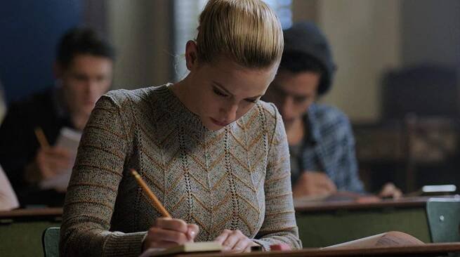 Riverdale - Kapitola 45: „Cizinec“ - Z filmu - Lili Reinhart