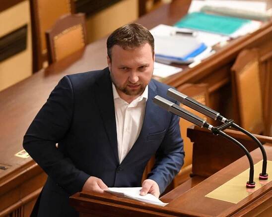 Poslanci zachraňují smysl zákona proti politickým trafikám. Pro ministry by měl být závazný | Rekonstrukce státu