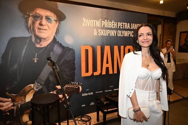 FOTO: Alice Jandová přišla manžela podpořit na premiéru dokumentu Django. – stránka 58