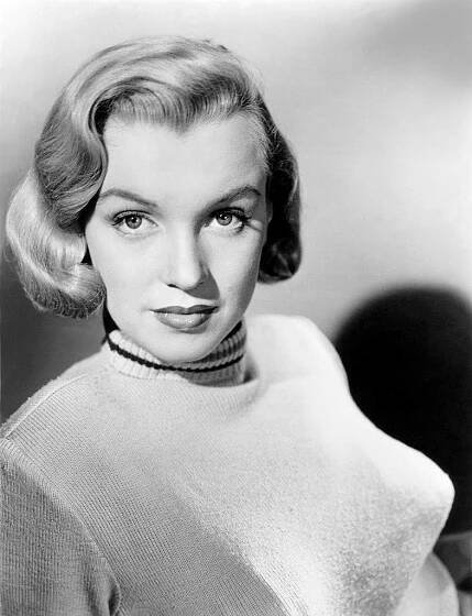 Výrazně tvarované podprsenky se nosily zejména pod tenkými svetry. Dělala to tak i Marilyn