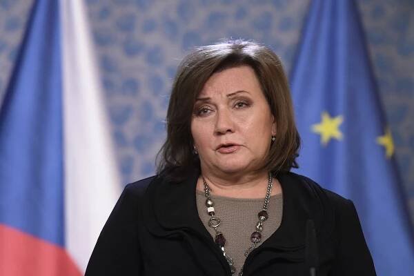 ČT honila Schillerovou přes Malou Stranu. „Nobody is perfect,“ prohlásil Babiš v reportáži - Expres.cz
