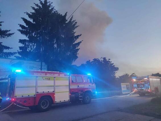 FOTO, VIDEO: Ve skladištní oblasti v Hradci Králové ve čtvrtek ráno vypukl požár
