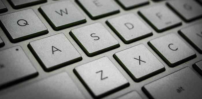 Čištění klávesnice notebooku, zdroj: pexels.com