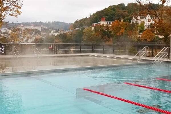 I v zimě se můžete koupat na střeše hotelu Thermal v Karlových Varech Explorio