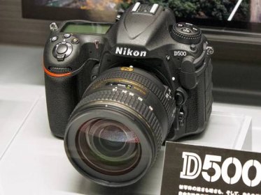 Nikon D500 přední-levý 2016 Nikon Museum.jpg