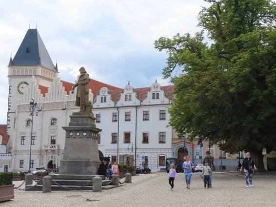 Tábor v obležení turistů. Prázdniny lákají na Staré město davy lidí