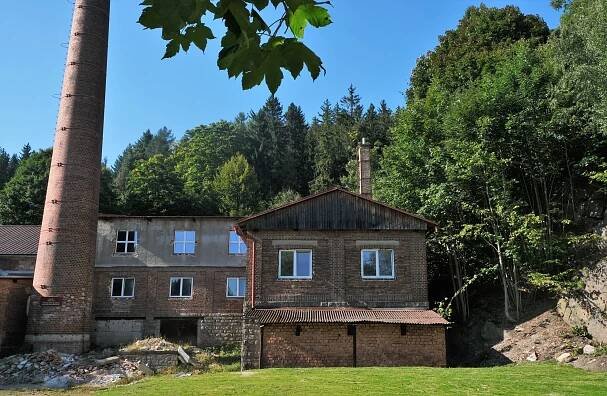 Starou sklárnu ve Smržovce zachránili před spadnutím. Teď v ní cvičí špičkové psy