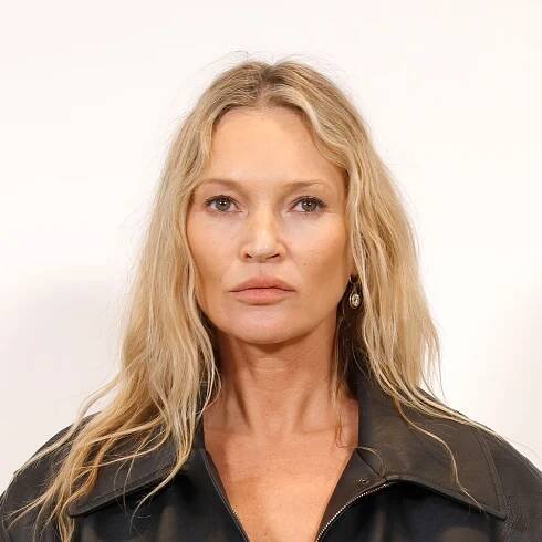 Kate Moss Joins The Invisible Make-Up Brigade