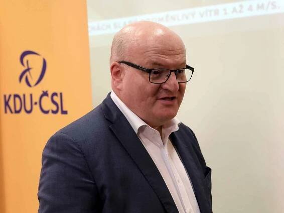 Čekání na výsledky voleb ve štábu KDU-ČSL. Na snímku Daniel Herman.