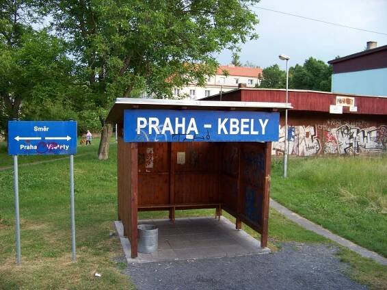 Soubor:Praha-Kbely, přístřešky.jpg