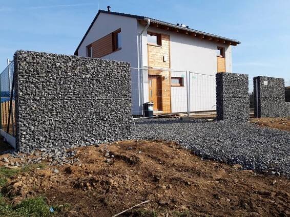Gabionový plot v Řeži u Prahy – Gabiony na klíč