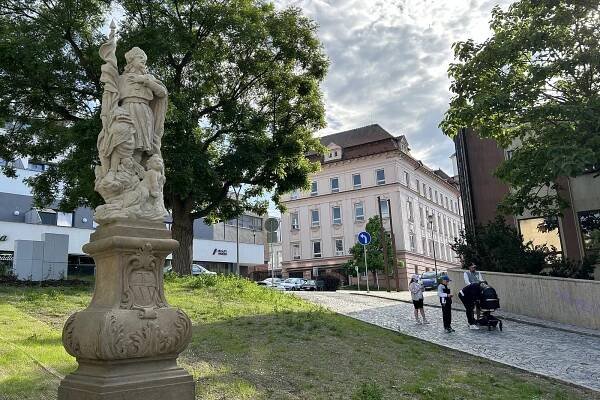 Svatý Václav se vrátil. Dříve zdobil třebíčské náměstí, nyní stojí kousek od něj