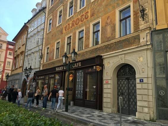 Po stopách seriálů a filmů Chalupáři, Vrchní, Prchni! a Dobrý voják Švejk (zakončeno v hospodě U Fleků)