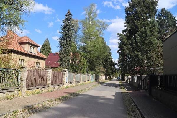 Soubor:East view 3 of Lochenická street in Klánovice, Prague.jpg
