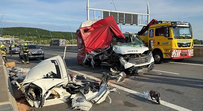 Pražský okruh směrem k Ruzyni stál. U Zbraslavi bouraly dva kamiony a dodávka