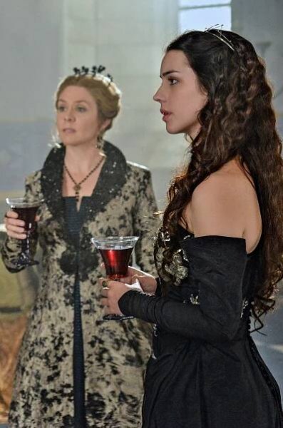 Království - Ponechán vzadu - Z filmu - Megan Follows, Adelaide Kane